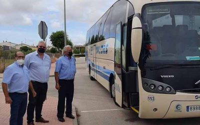 Un nuevo servicio de autobús gratuito une la zona de urbanizaciones y el casco urbano de San Fulgencio